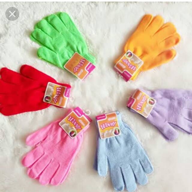 Sarung tangan polos rajut muslimah.