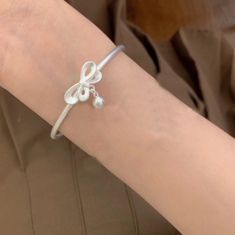 Roselife Gelang Tangan Rantai Silver Wanita Desain Pita Hias Lonceng Kecil Adjustable