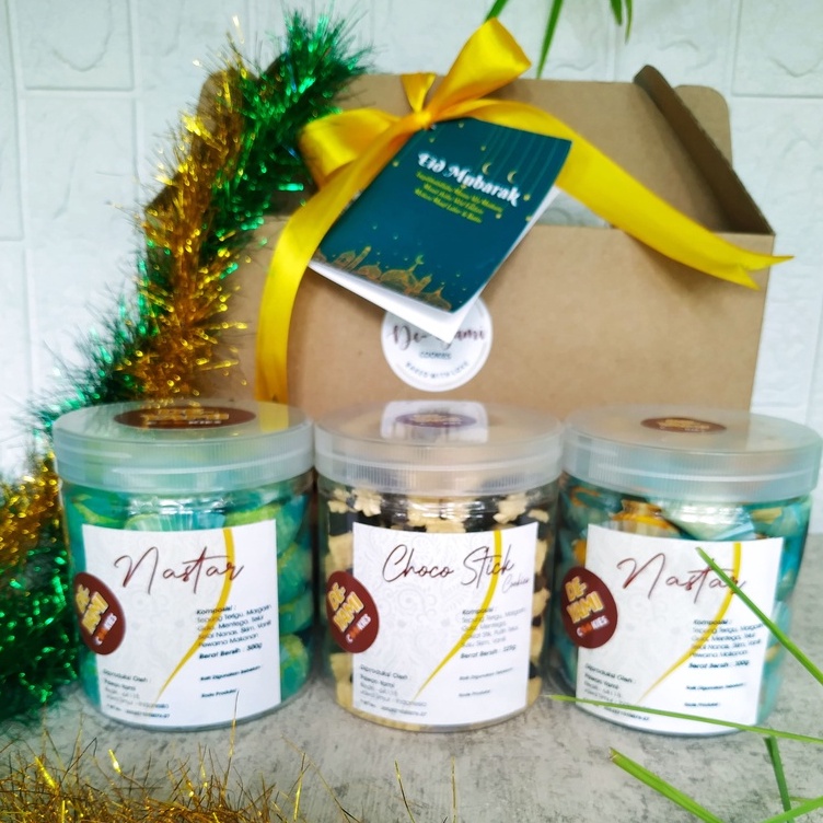 

Hampers Cookies Lebaran Idul Fitri / Parcel Lebaran (Ramadhan) / Gift Box - Kue Kering 3 Jar (Toples) 600 ml + FREE KARTU + PITA