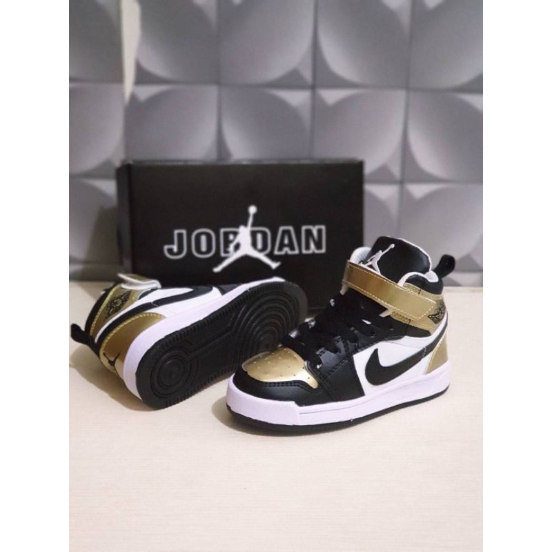 NIKE JORDAN HIGH Fasion Anak Sepatu Sneakers Anak Laki Berkualitas Dan Sporty Gold Black Sepatu Anak Laki dan Sepatu Sneakers Anak Perempuan Jordan Kids Sepatu Anak Laki Laki 10 Tahun Sepatu Anak Sneakers Laki Laki Perempuan Nike Grade Original