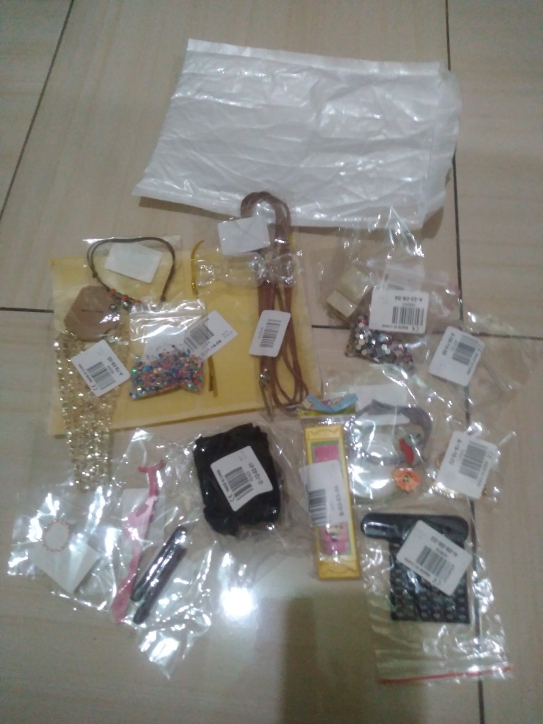 1pc Kotak Organizer Perhiasan / Anting / Pil Mini Portable Bentuk Permen Transparan Untuk Travel