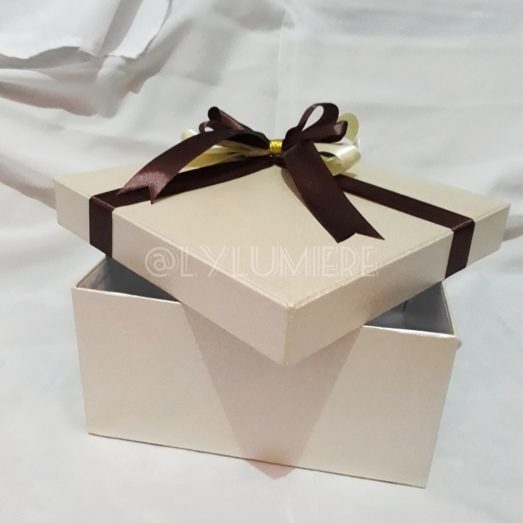 

gift box kotak kado hampers 25x25x10