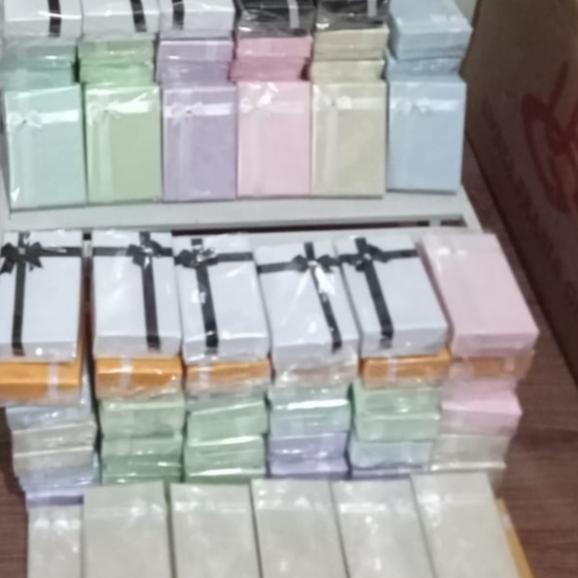 

Kotak Kado | Kotak Emas Logam Mulia | Kotak Kartu | Hardbox | box