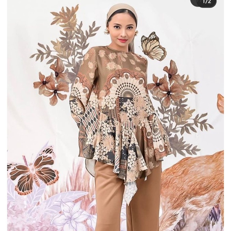 Minor Kyra Blouse size M Wearing Klamby Sale