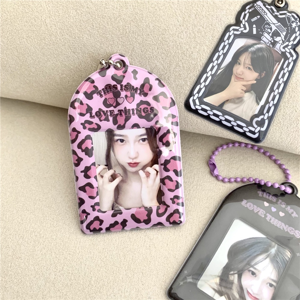 Holder Pelindung Foto Idol Mini Motif Leopard Dengan Rantai Liontin