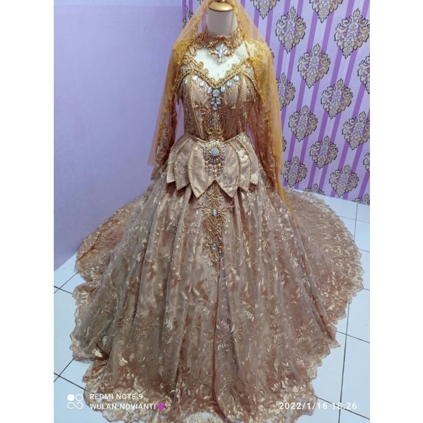 gaun berby warna gold