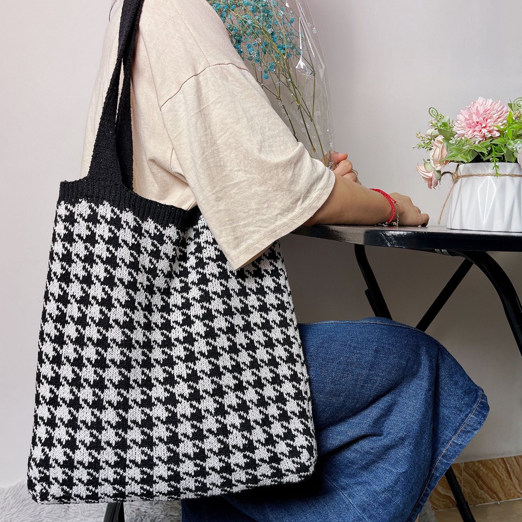 HOUNDSTOOTH KNITTED TOTEBAG / TAS RAJUT KOREA BESTSELLER