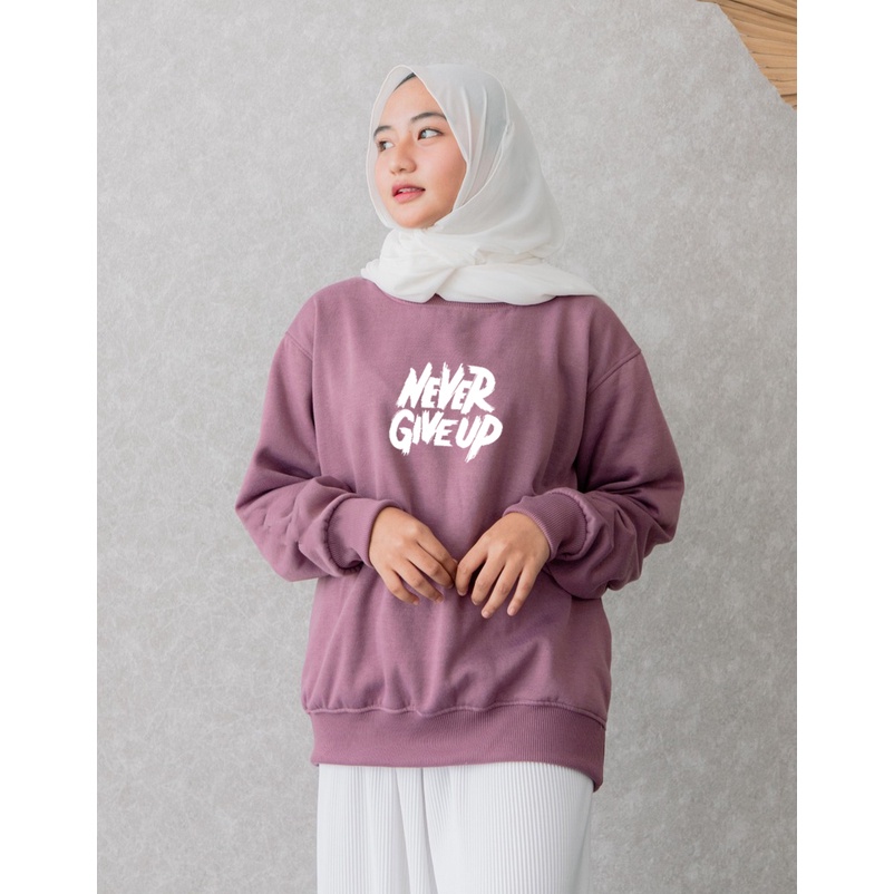 Sweater Never Give Up White Pria &amp; Wanita | Sweater Korea Style Fleece Cotton | Dhea Fashion