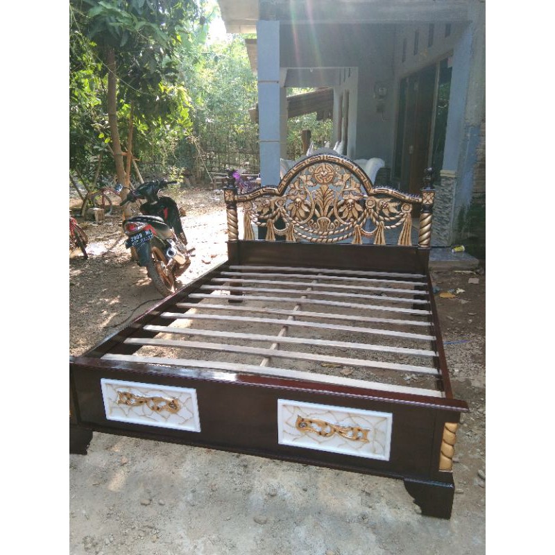dipan tiara/ranjang ukir jepara.
