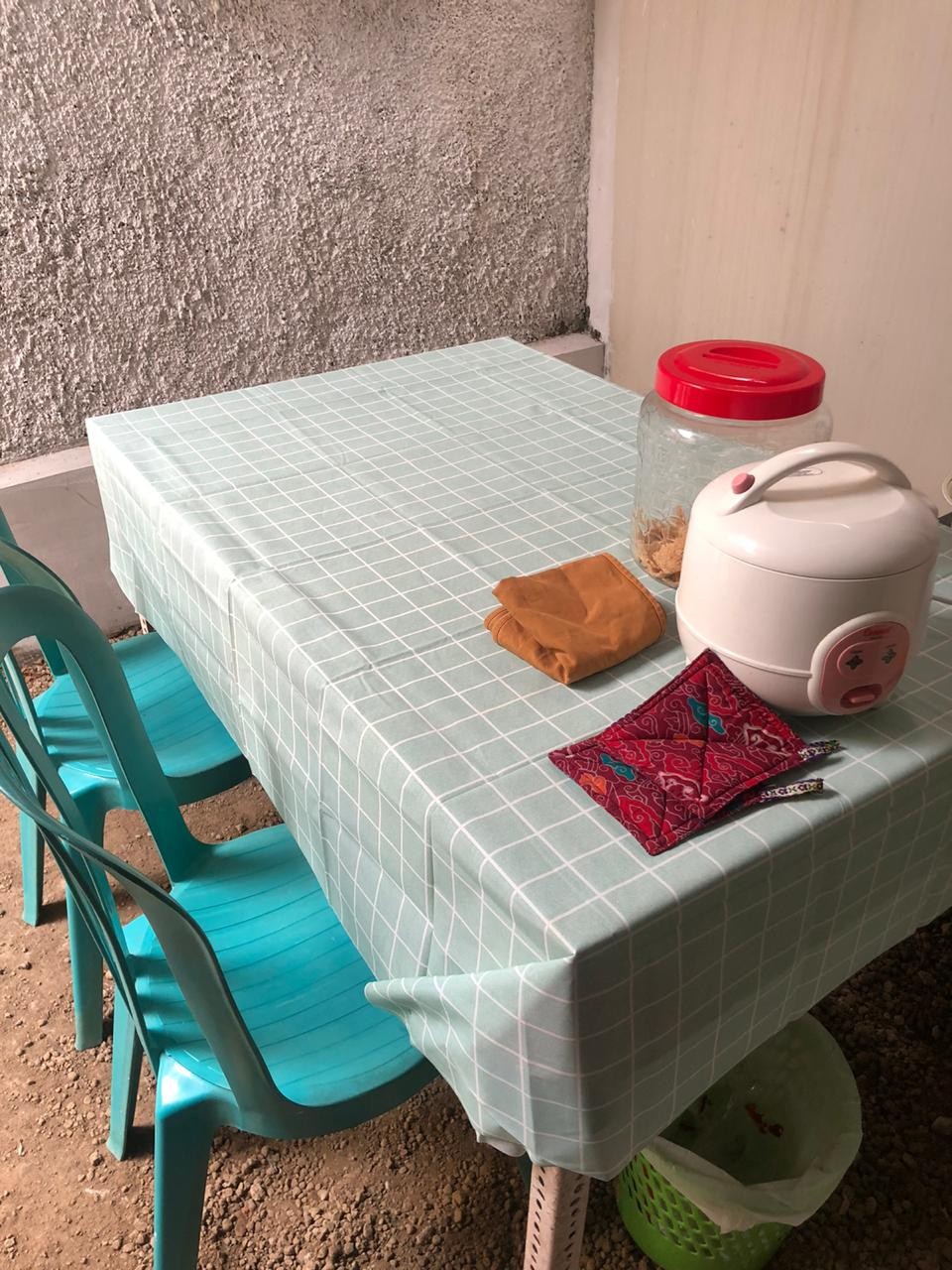 Taplak Meja Bahan Peva 137x180 Anti Air Motif Kotak Bisa Digunting Sesuai Kebutuhan