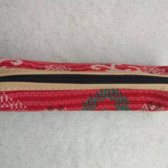 

TEMPAT PENSIL DOSGRIP BATIK PER PCS UKURAN 20×5 cm SOVENIR MURAH