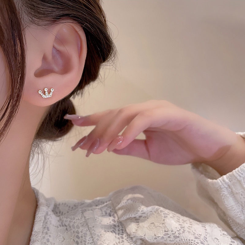 Anting Tusuk Bentuk Mahkota Geometri Kecil Bahan Silver 925 Hias Berlian Imitasi Untuk Wanita