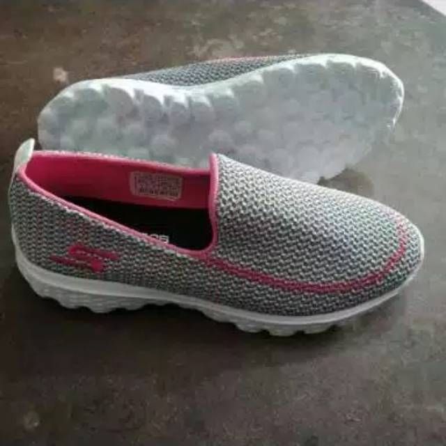 Sepatu skechers sepatu slip on wanita