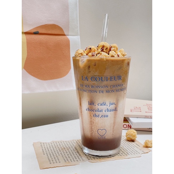 Coffee Tumbrl Glass | LA COULEUR Typography Text Glass Cup with Lid Transparent / Gelas Transaparan dengan Tutup Teks Tulisan Ilustrasi Korea Jepang Bottle Botol Air Aesthetic GELAS MUG KACA / GELAS TUMBLER / gelas  gelas lucu gelas unik tumbler coffee-La Couleur