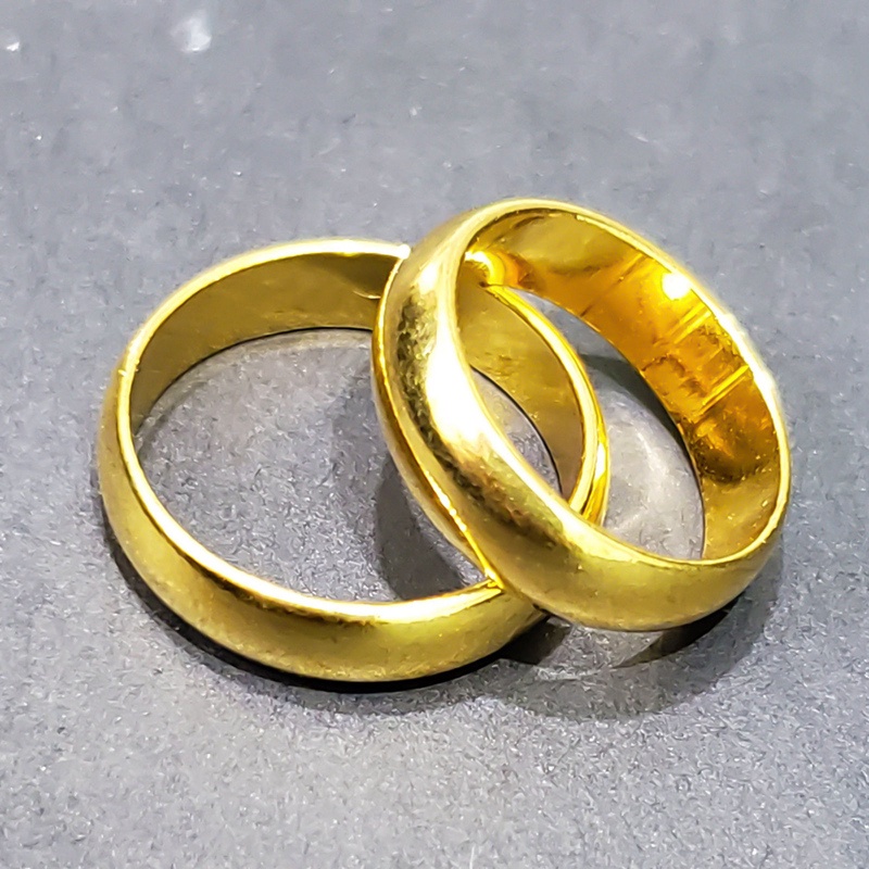 Cincin Pasangan Bahan Titanium Steel Warna Emas Glossy Ukuran 4MM