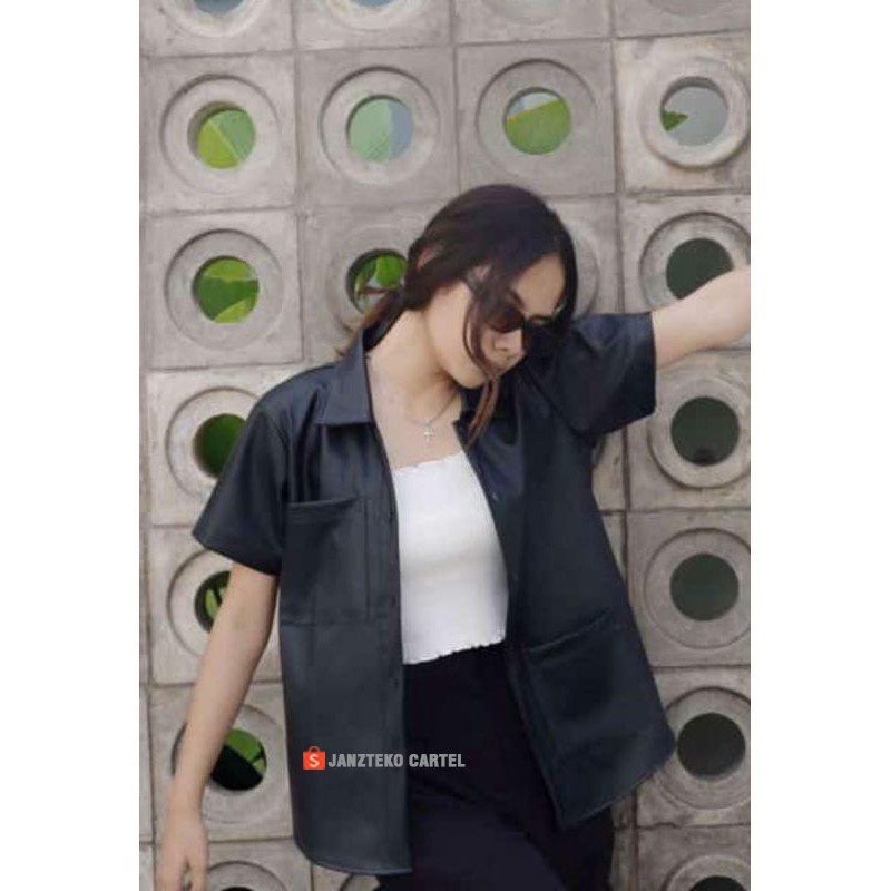 JNK x CLARA - Kemeja Pendek Wanita Casual Bahan Semi Kulit Sintetis Viena Grade A Oversize Faux Synthetic Leather Jacket Women Fasion Outerwear Cewek Remaja Dewasa Perempuan Blezer Atasan Acara Pesta Trendy Sexy Blazer Kerja Kantor Formal Santai New 2023