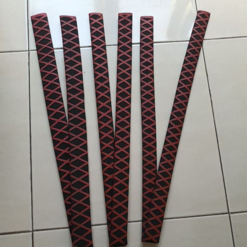 karet bakar hitam motif silang merah 1meter