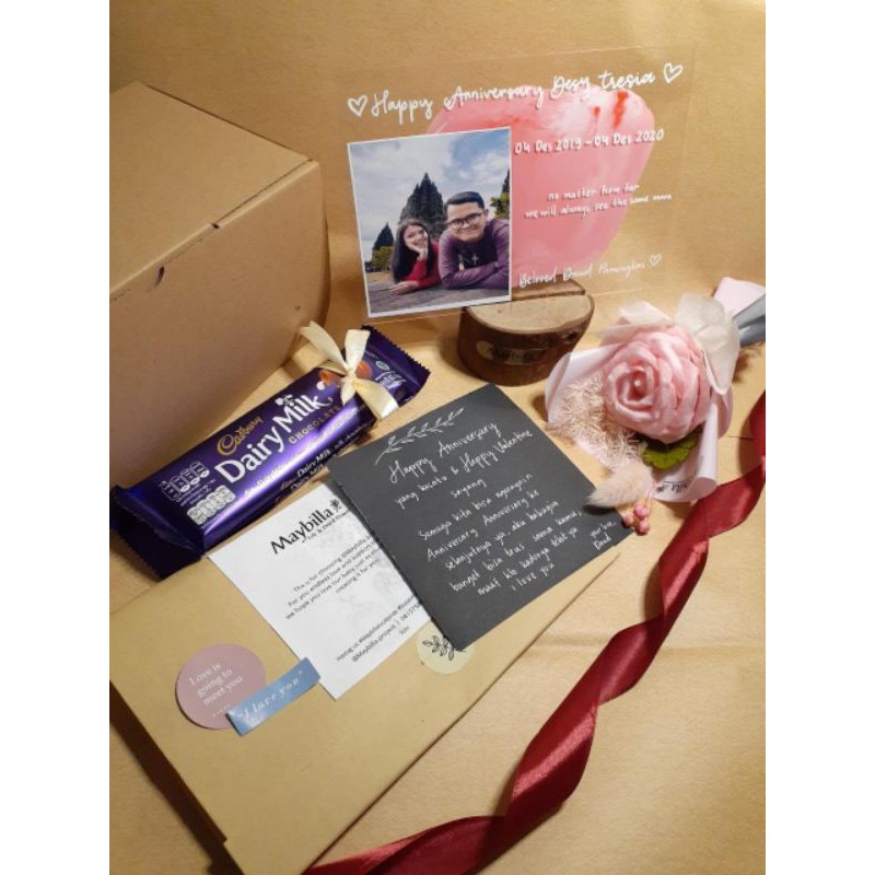 

AKRILIK LATTERING 5R COKLAT BUKET GIFT BOX