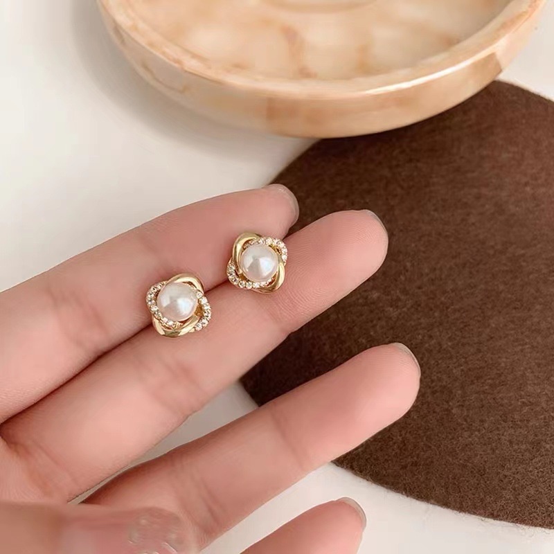 Anting Tusuk Desain Bunga Hias Mutiara + Berlian Gaya Simple / Populer Untuk Wanita