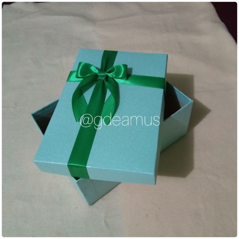 

Kotak Kado Exclusive 20 x 25 x 10 cm