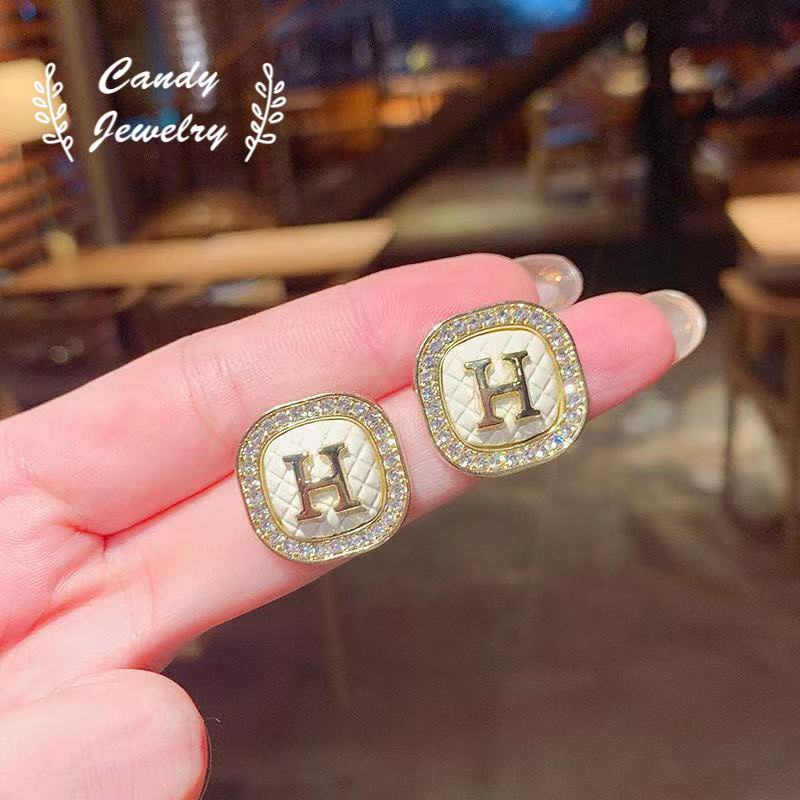 Anting Stud Desain Huruf H Warna Hijau Terang Gaya Retro Korea