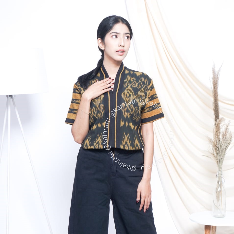 Baju Tenun Wanita Etnik