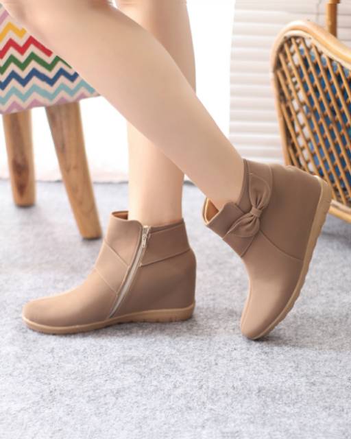 Sepatu boots wedges bst 11