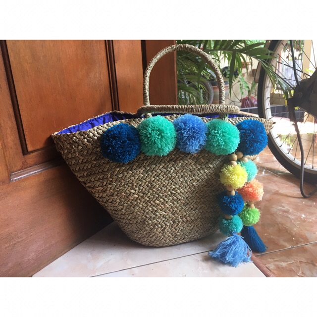 Ready tas pompom bali tas anyaman bali tas pom pom biru