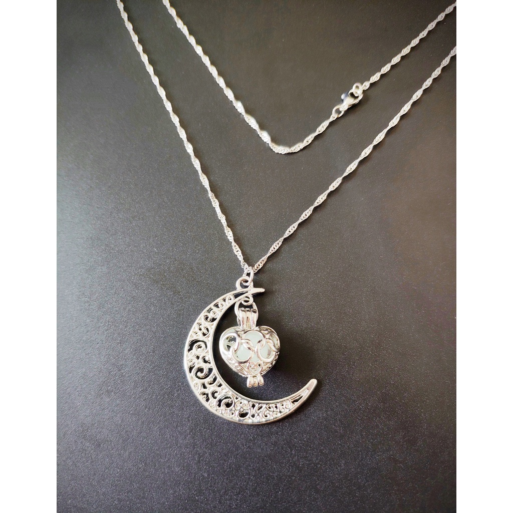 Kalung Desain Bulan Hollow Luminous Bahan Alloy Untuk Halloween