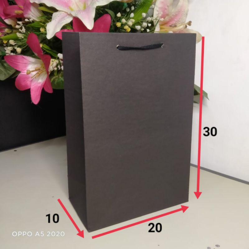 

Paper bag hitam ukuran 20x10x30