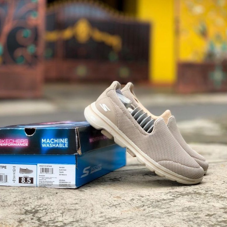 SEPATU SNEAKERS WANITA SLIP ON KASUAL SKECHERS GO WALK 5 TAUPE 15901/TPE (WOMEN)