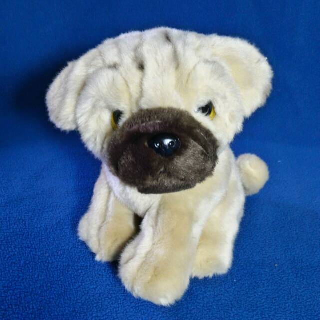 Boneka anjing pug duduk