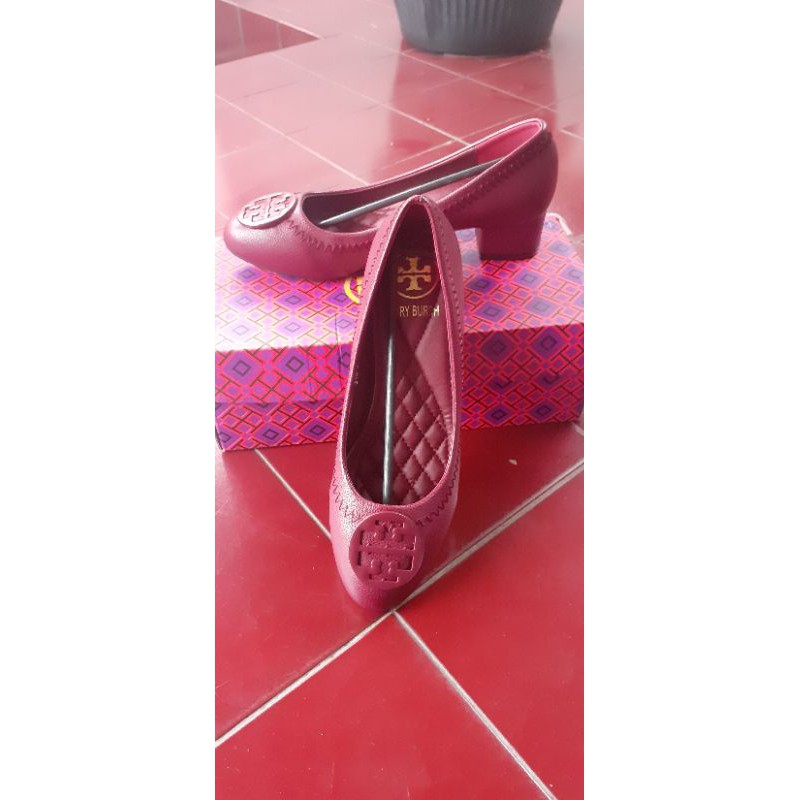 sepatu tory burch hak tahu