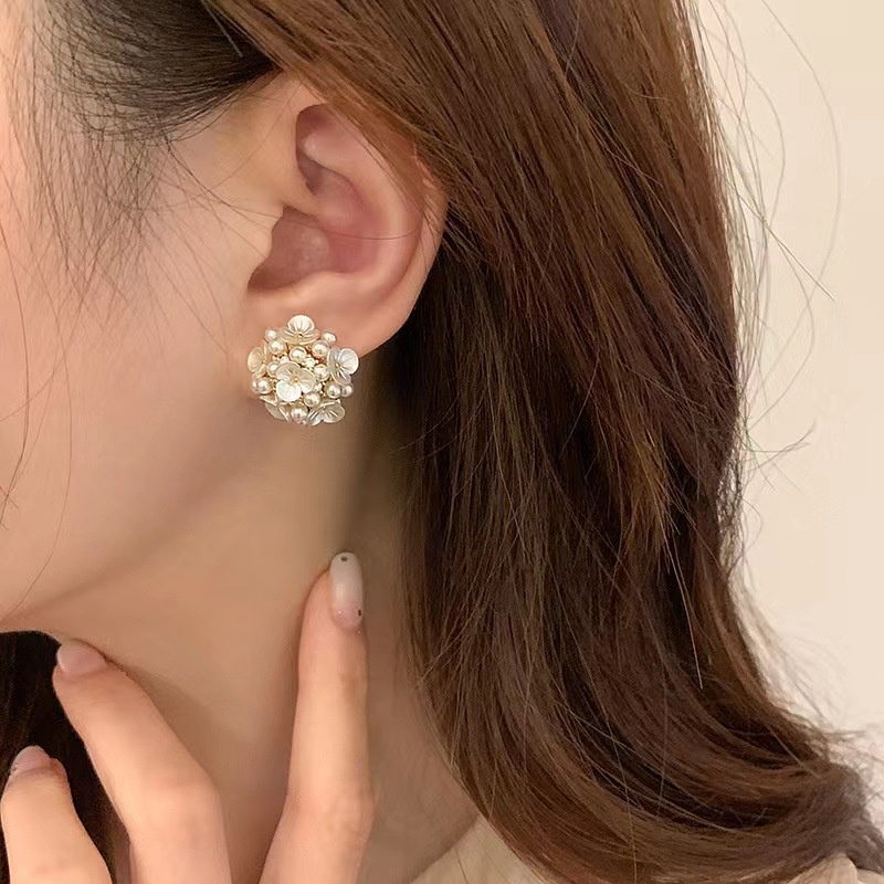 Anting Tusuk Gantung Temperament Desain Bungamutiaraberlian Imitasi Gaya Retrokoreauniksimple Untuk Wanita