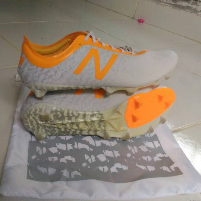 2pasang sepatu bola new balance furon & mizuno