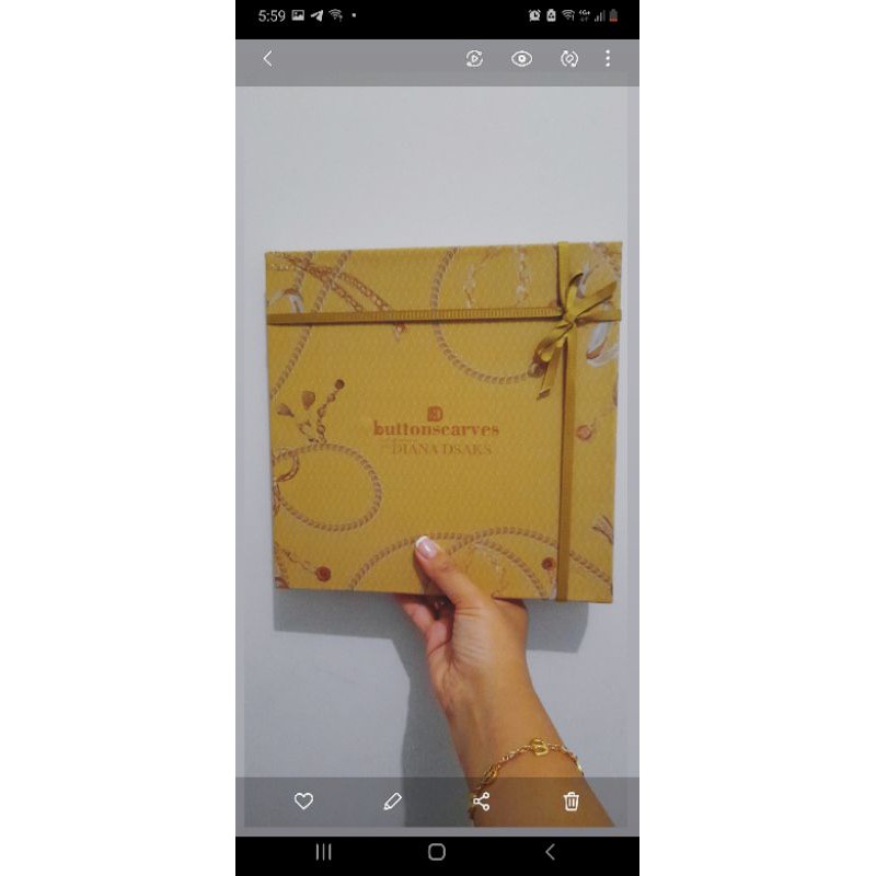 - SOLD - Buttonscarves chain corn