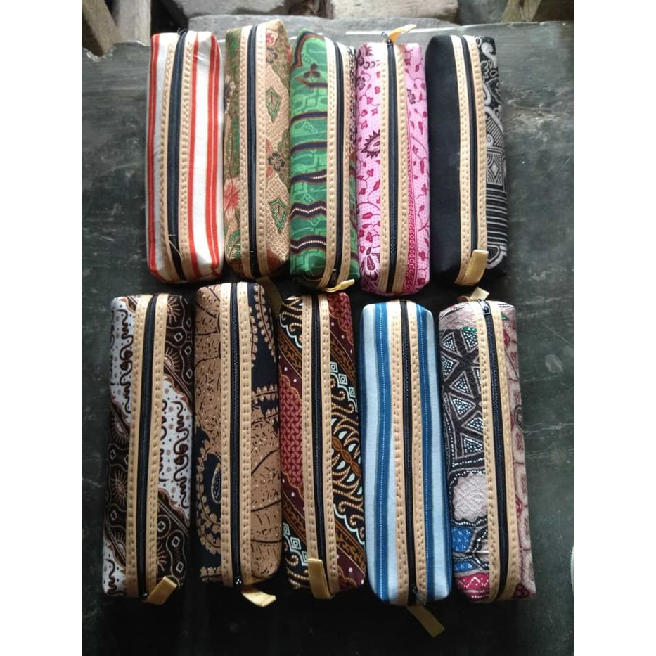 

SATU SET TEMPAT PENSIL (DOSGRIP) BATIK ISI 20 PCS 20x5cm SOUVENIR MURAH