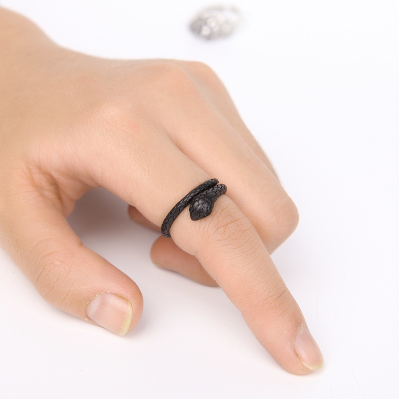 Cincin Model Terbuka Dapat Disesuaikan Desain Ular Warna Hitam Gaya Retro Punk Untuk Unisex