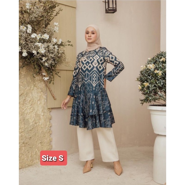 Dara Tunic Wearing Klamby- Dara Tunic Mulberry Wearing Klamby