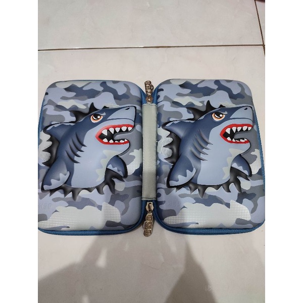 

Kotak Pensil Super Heroes 3D/Cute 3D Pencil Case/Kotak Pensil Anak Lucu Import/Kotak Pensil 3D Bolak-Balik