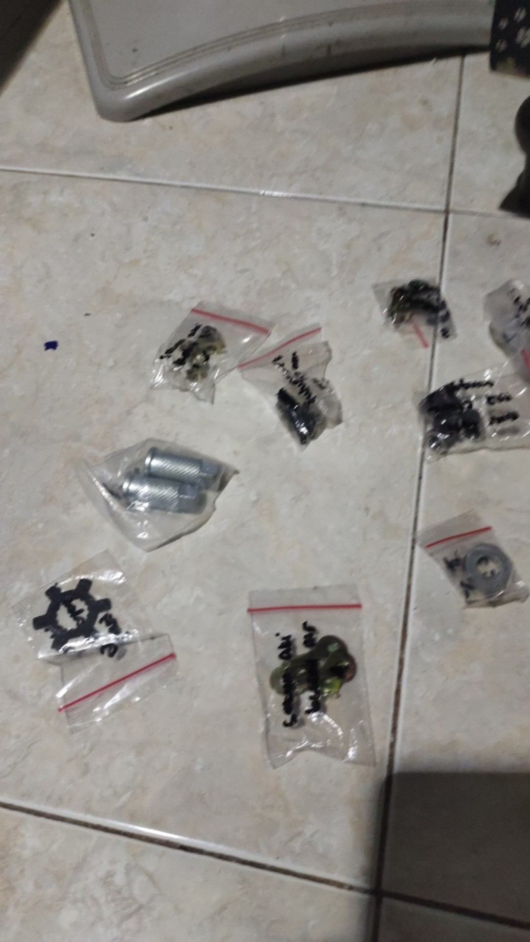 Mur Topi  M8 Croom Tinggi