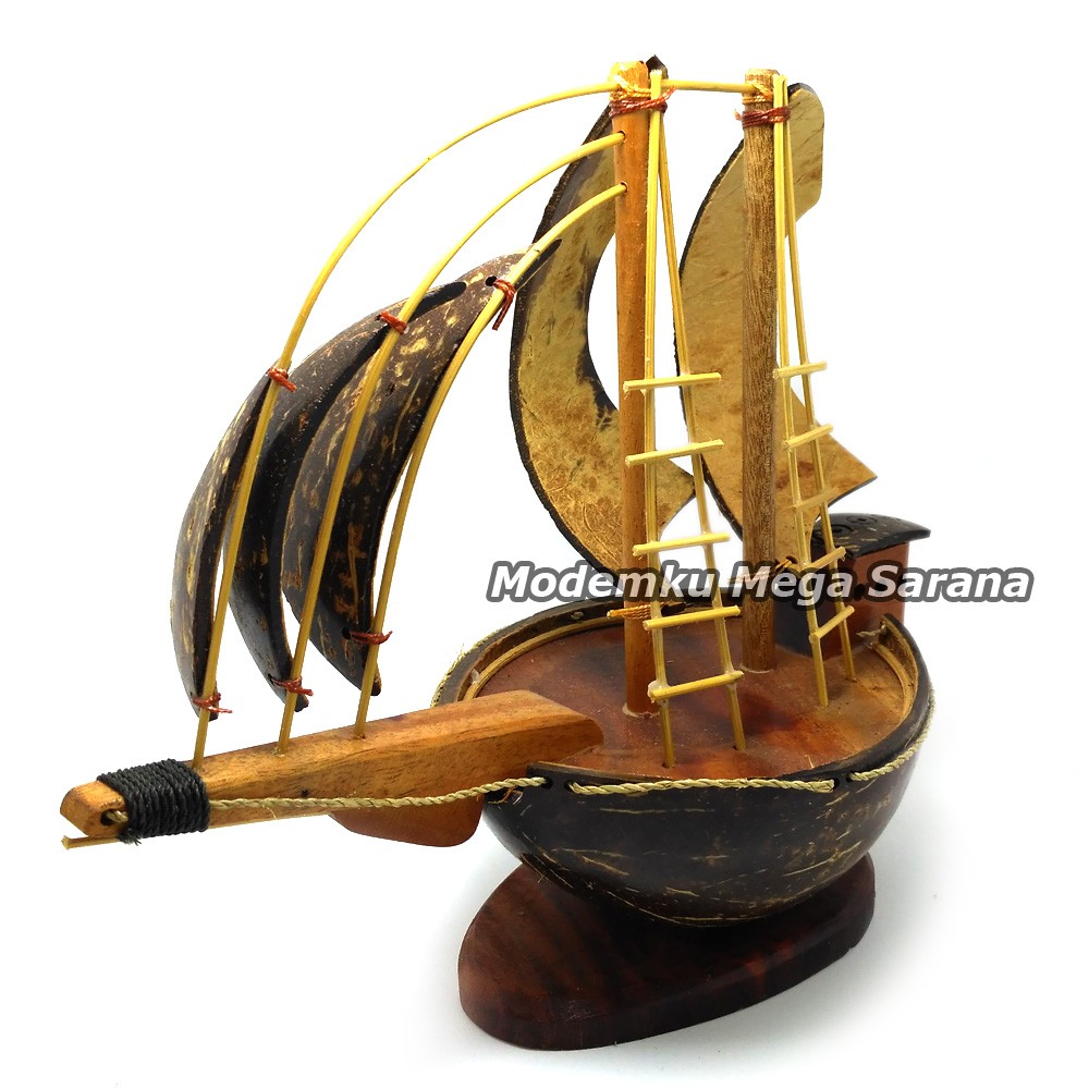 Miniatur Kapal Pinisi Dewaruci Batok Kayu 23x11x21 cm