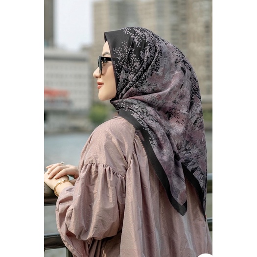 New York 3 Courage Series (Buttonscarves) - East Village (XL Voal Square)