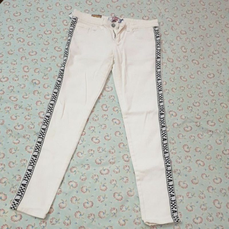 

JINS PUTIH NEW WITH TAG