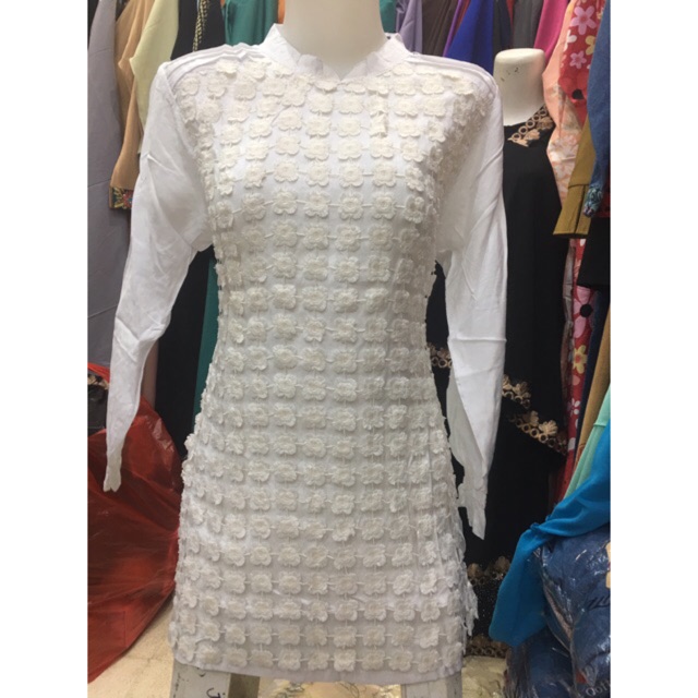 Atasan tunik blus putih dengan renda putih tulang