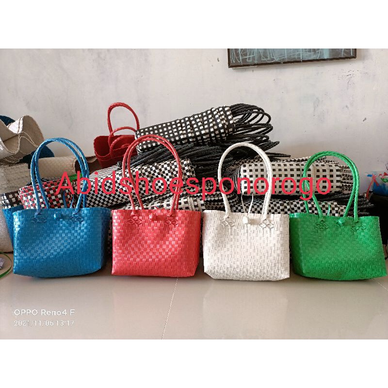 Tas anyaman unyil tali panjang tas souvenir warna warni