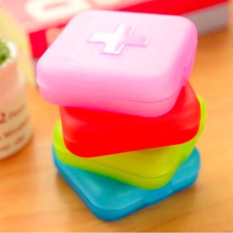 

Kotak Obat Travel Mini 4 Sekat