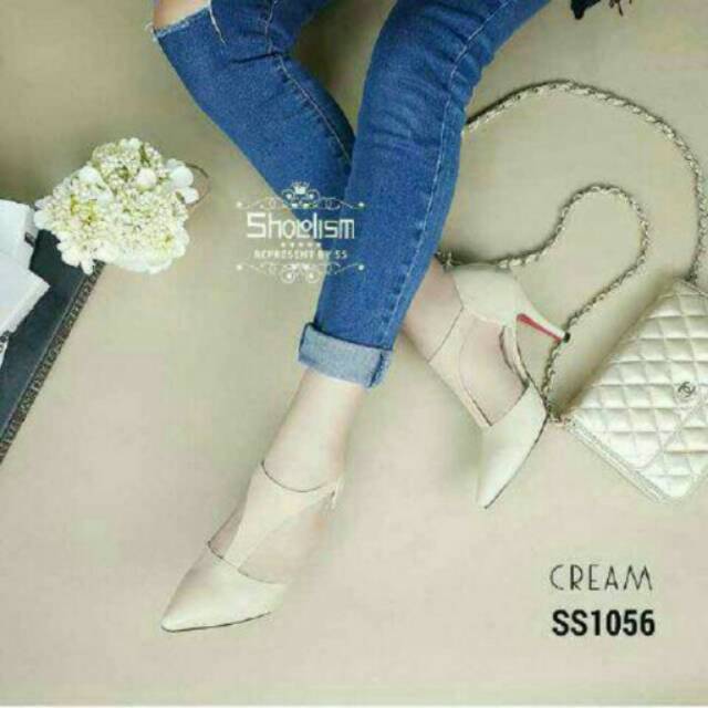 Sepatu high heels cream