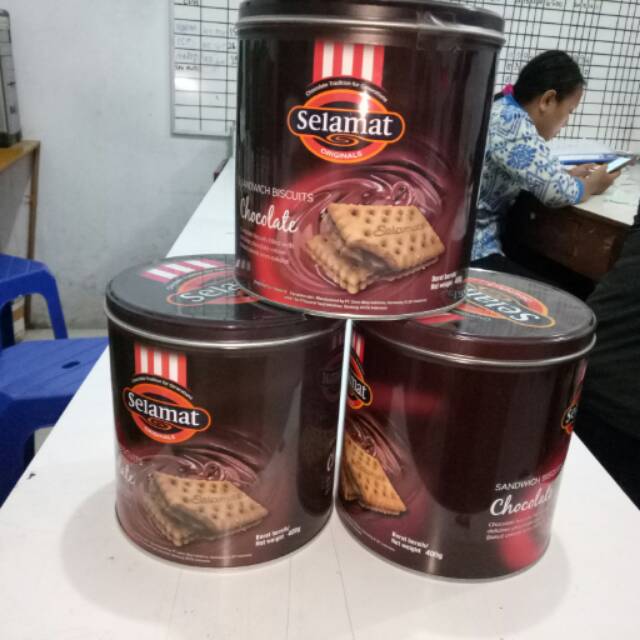 Selamat biskuit kaleng buy 1 get 1