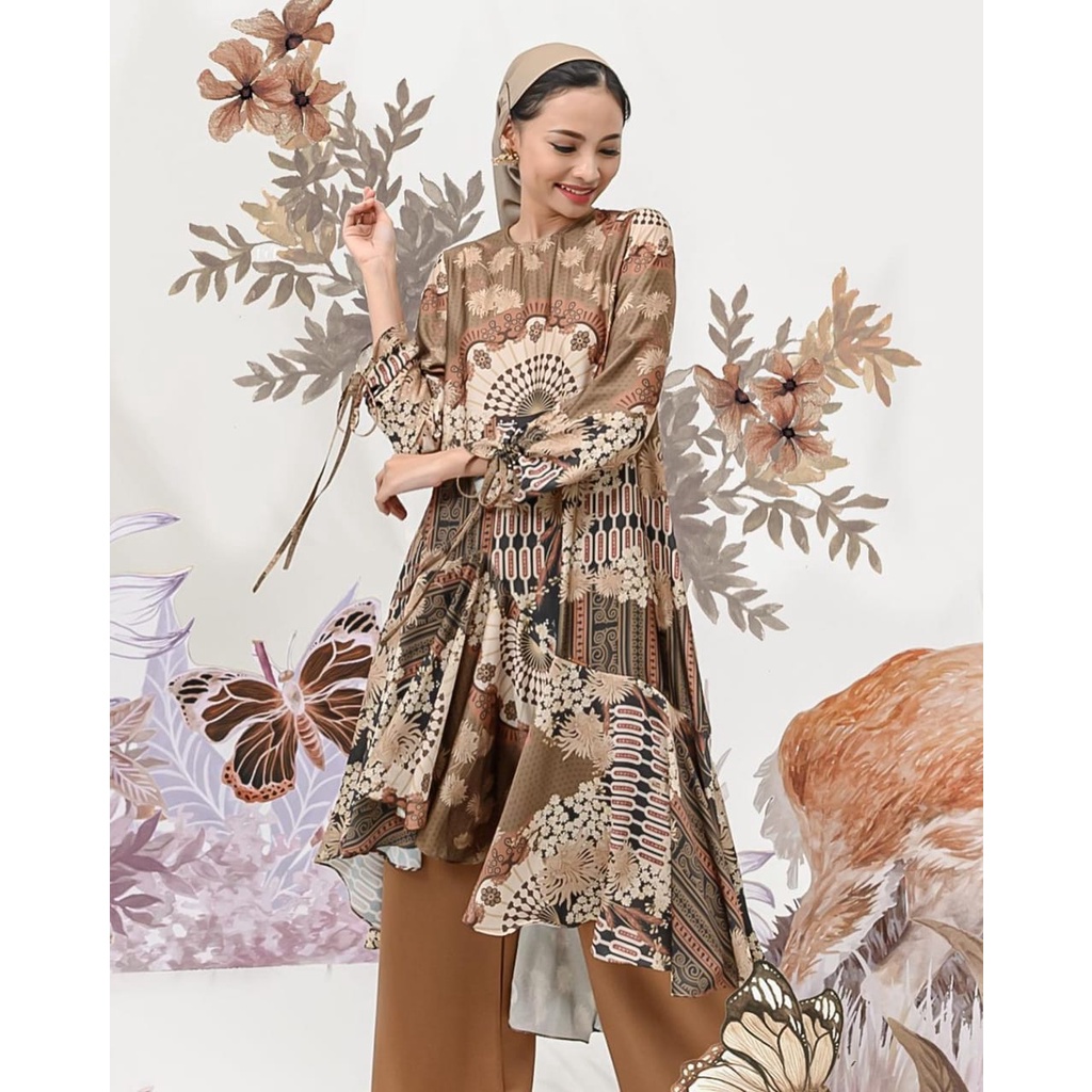 ALLEGRA TUNIC BY KLAMBY PAKARENA SERIES, TUNIC WEARING KLAMBY